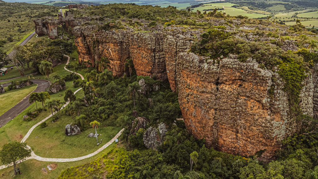 Imagem de drone vista de cima dos arenitos.